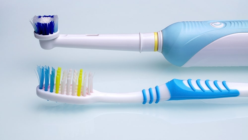 SPAZZOLINO: QUALE SCEGLIERE TRA L’ELETTRICO ED IL MANUALE?